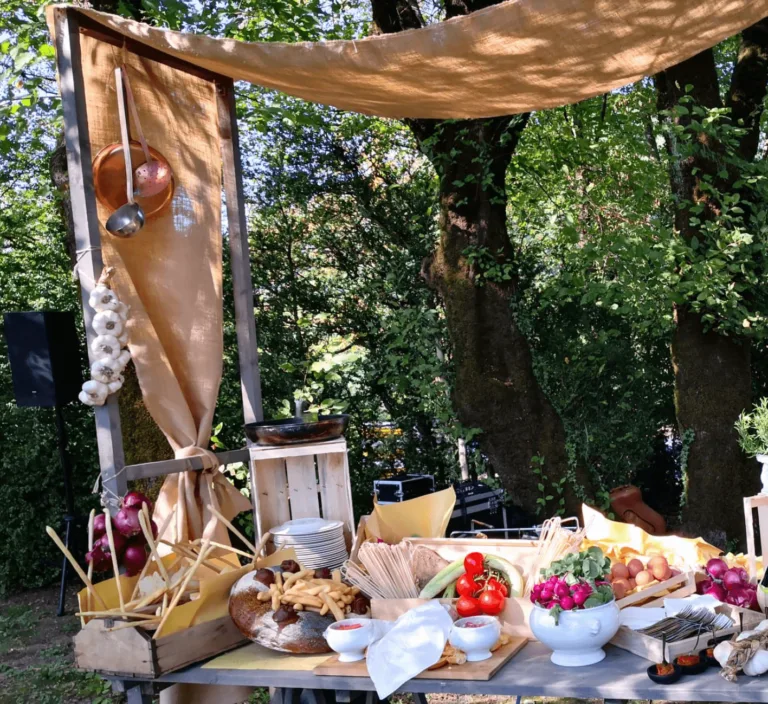 Buffet benvenuto matrimonio con isola allestimento rustico Convivium Catering Lugano e Ticino