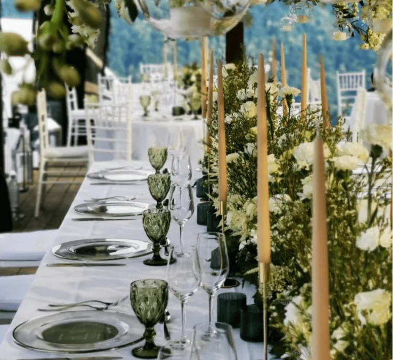 Banqueting tavolata matrimonio verde bottiglia e bianco con fiori al centro e candele in tinta Convivium Catering Lugano e Ticino
