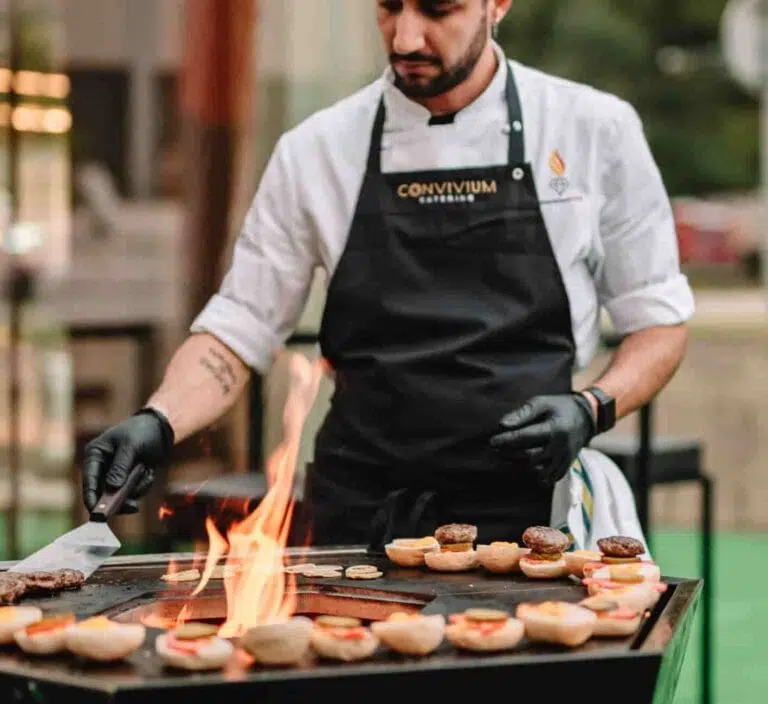 Barbecue catering a Lugano con Diamondfire e chef che griglia dei mini burger gourmet
