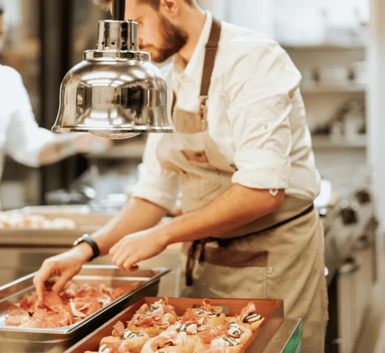 Catering con finger di pizza gourmet con prodotti dop, presentazione su vassoi elegante